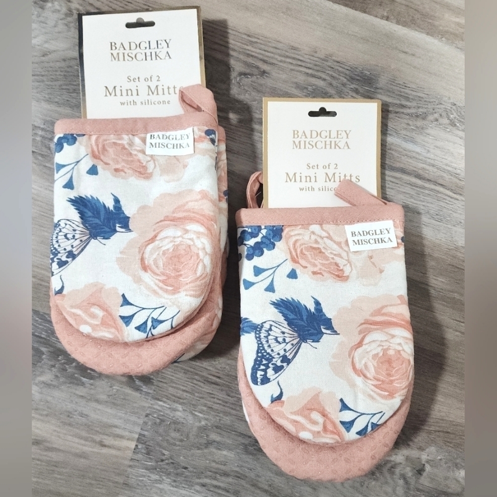 Badgley Mischka 2 Sets of Mini Oven Mitts - New With Tags